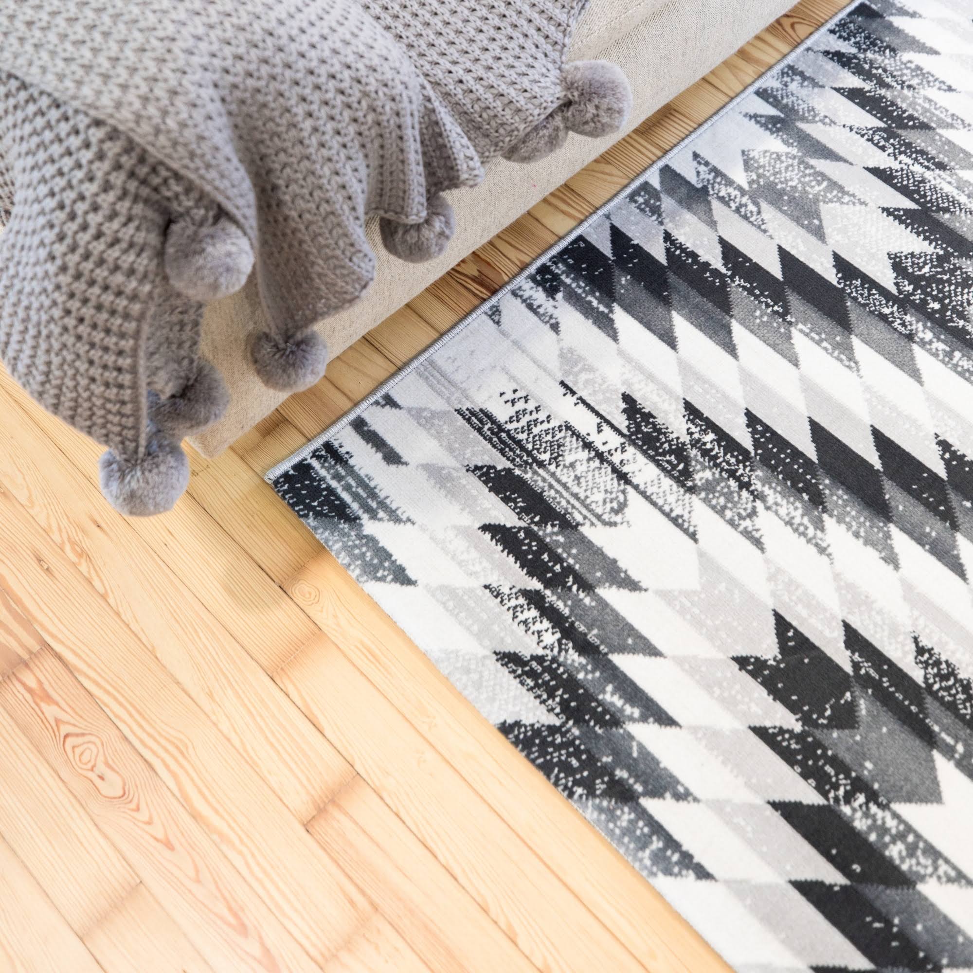 Josefa Diamond Indoor/Outdoor Area Rug - 7&10x22 x 10& - Black