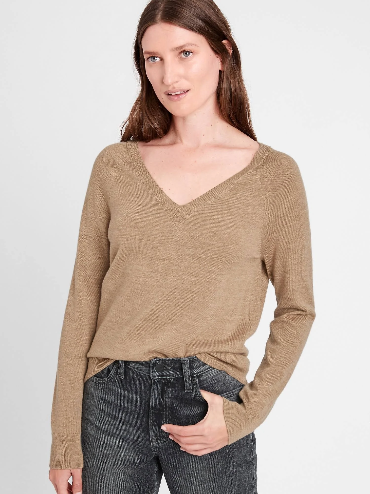 Banana Republic Women's Seamless Merino V-Neck Sweater in Responsible Wool Llama Hair Size M