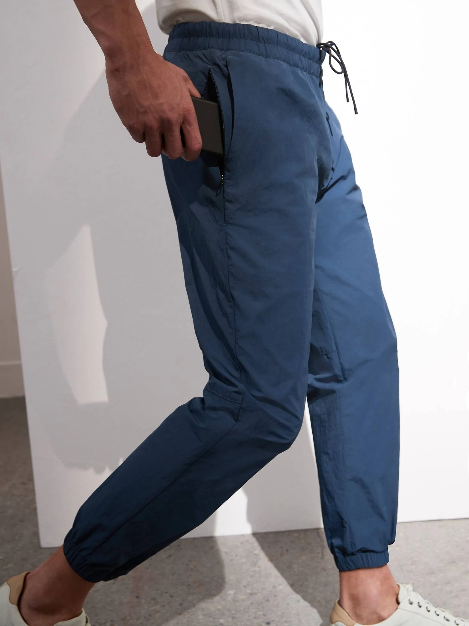 Banana Republic Men's Slim Water-Repellent Jogger Niagara Navy Size L