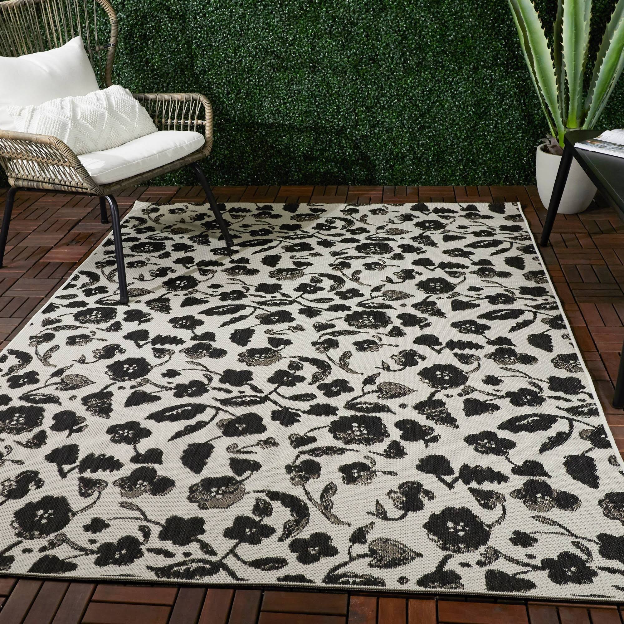 7& x 10& Floral Outdoor Rug Black - Opalhouse