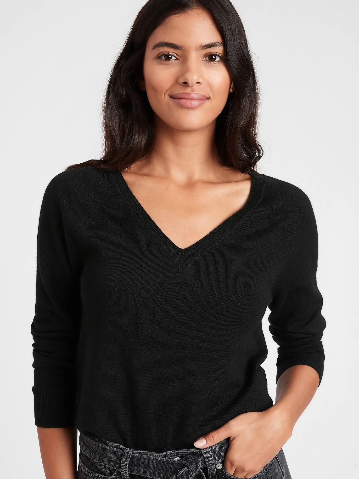 Banana Republic Women's Seamless Merino V-Neck Sweater in Responsible Wool Black Size S