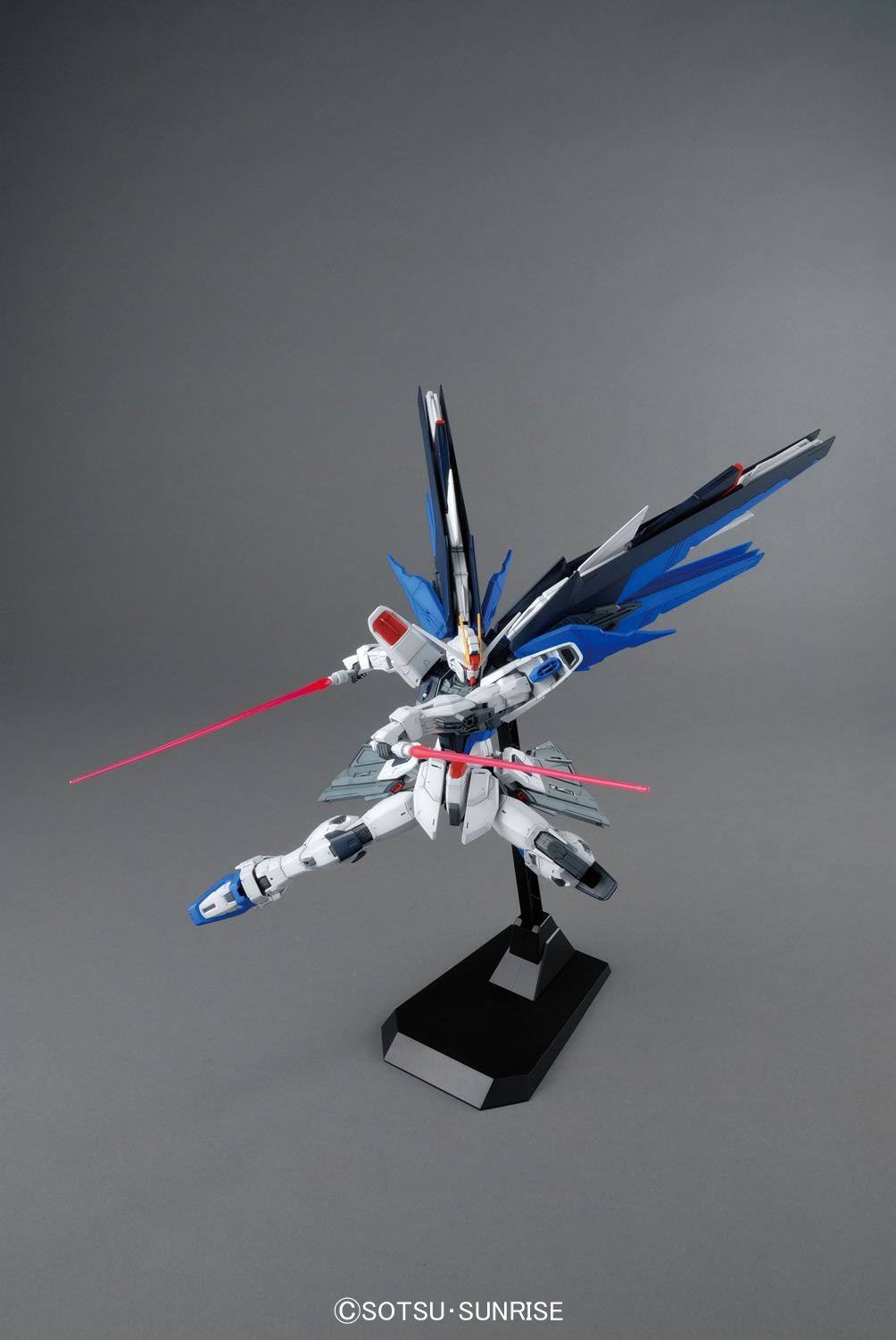 Bandai Hobby mg Freedom Gundam (Ver. 2.0) Gundam Seed 1/100