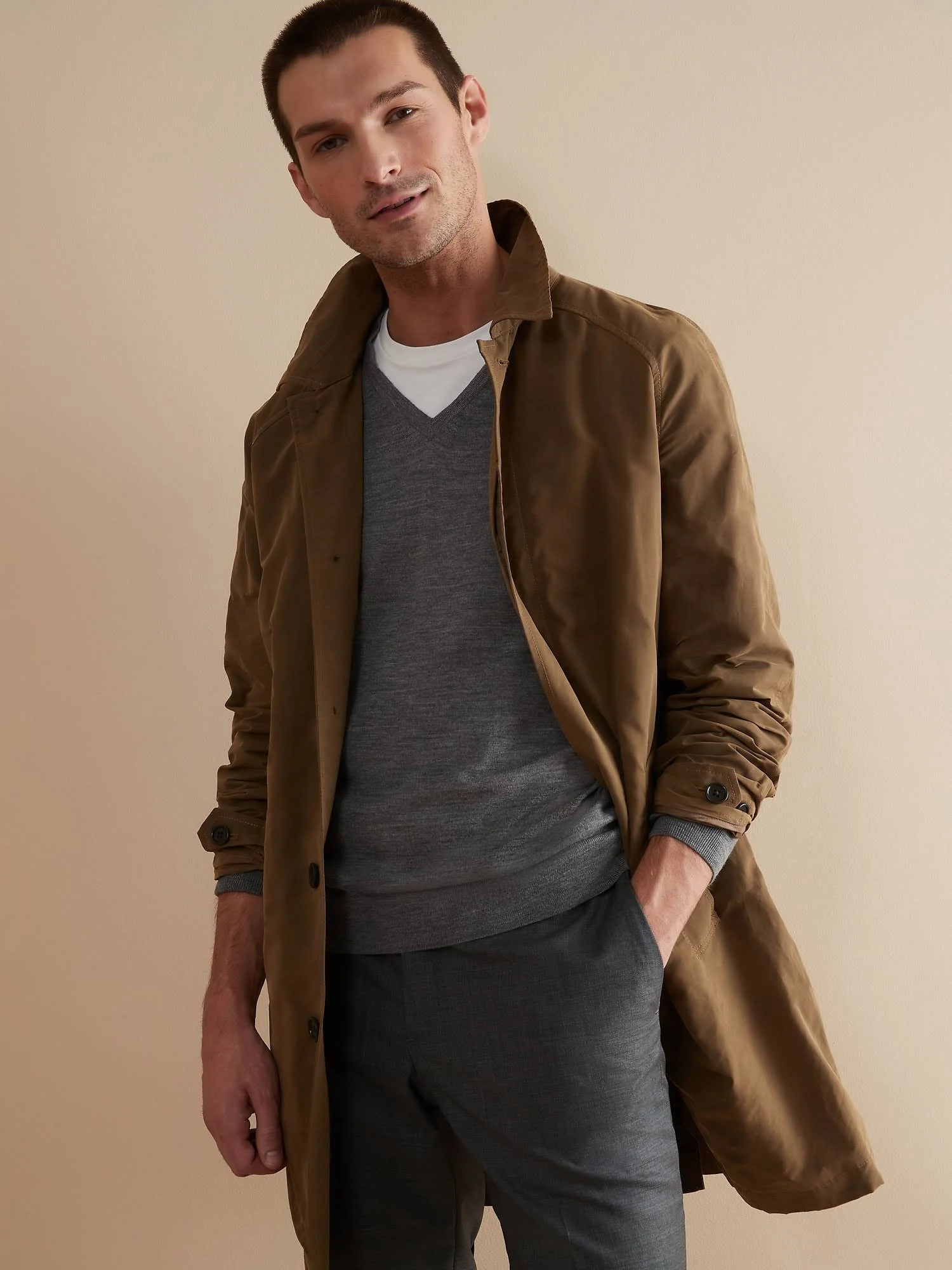 Banana Republic Men's Merino V-Neck Sweater in Responsible Wool Heather Gray Size M