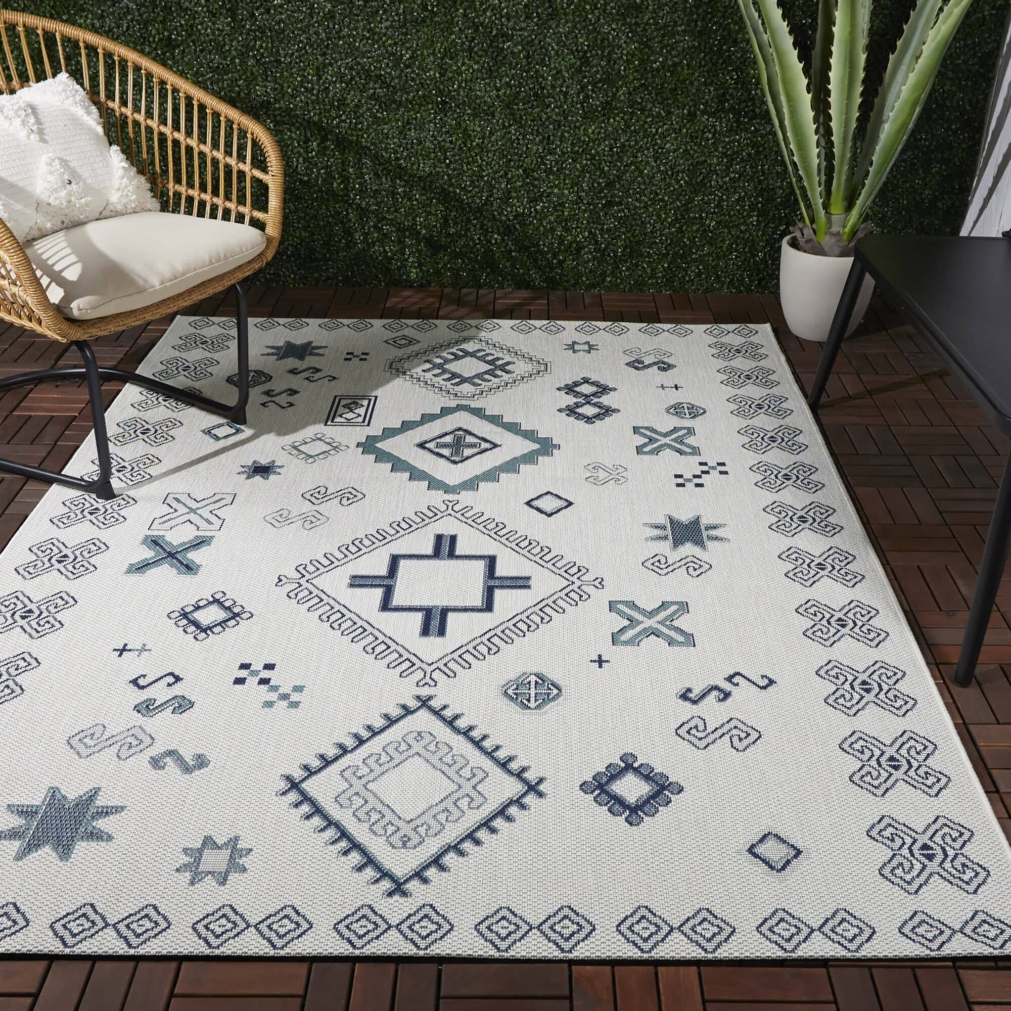 Delgado Southwestern Patio Indoor/Outdoor Area Rug - 5&3x22 x 7& - White