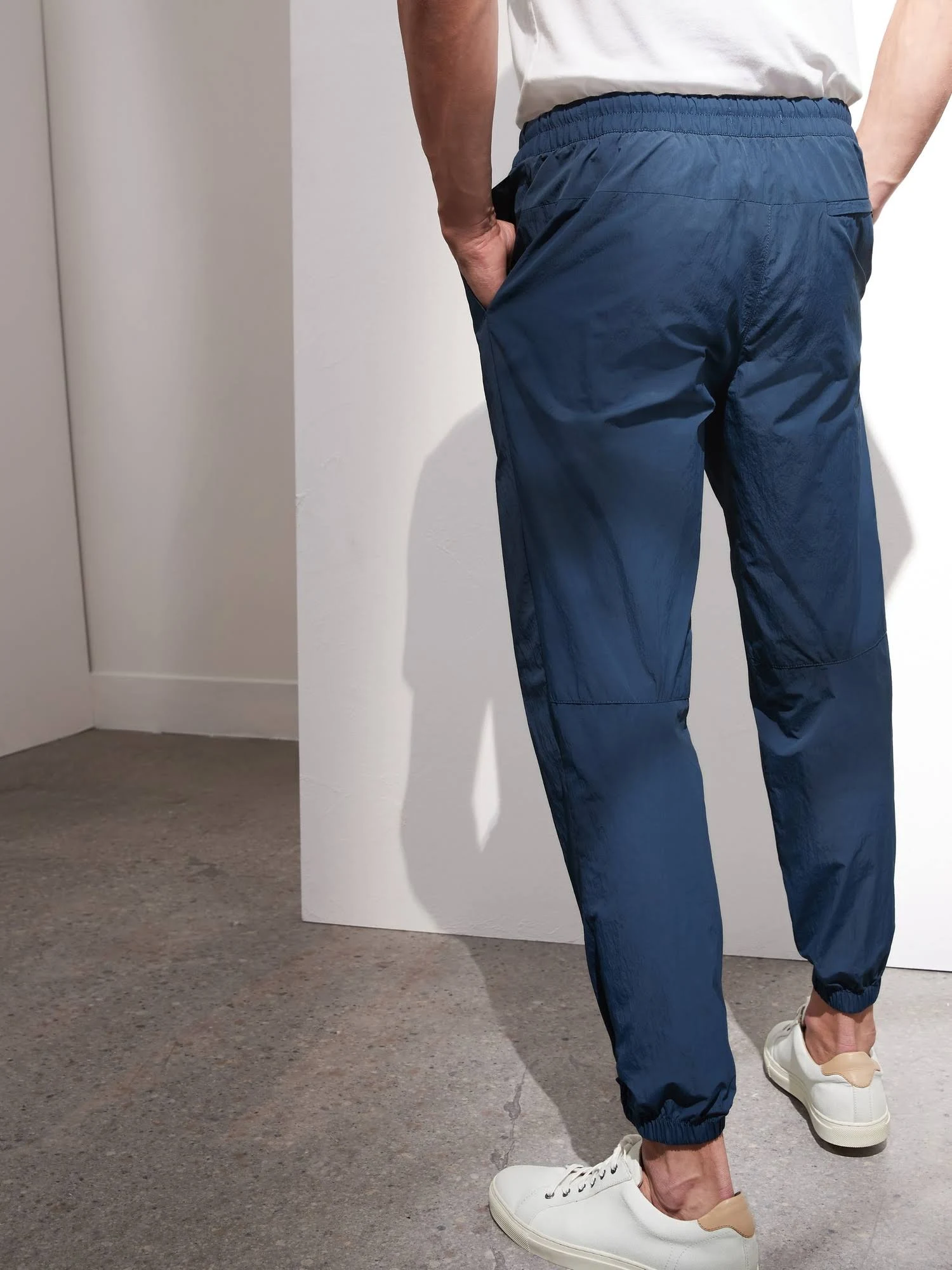Banana Republic Men's Slim Water-Repellent Jogger Niagara Navy Size L