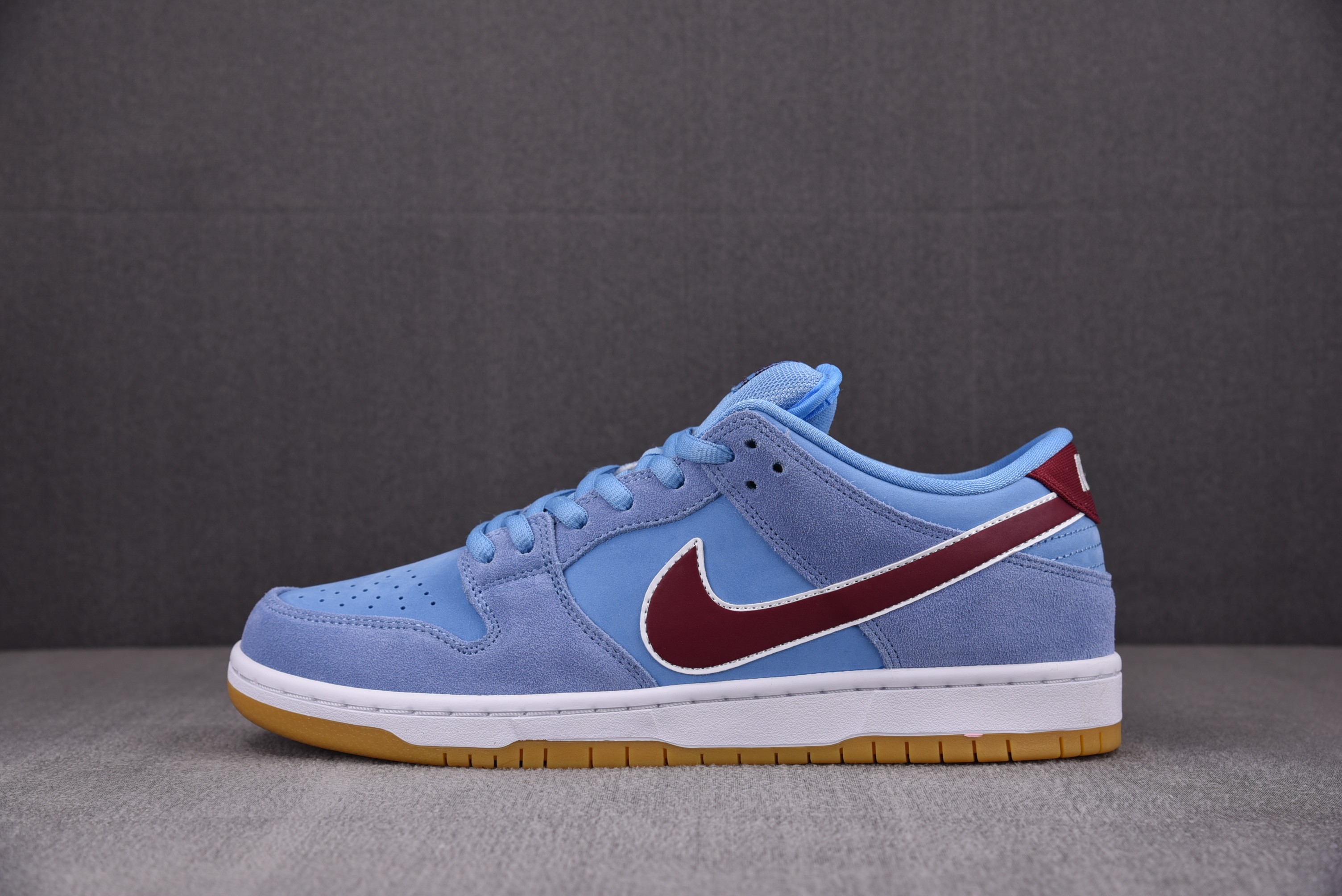 Nike SB Dunk Low Philadelphia Phillies