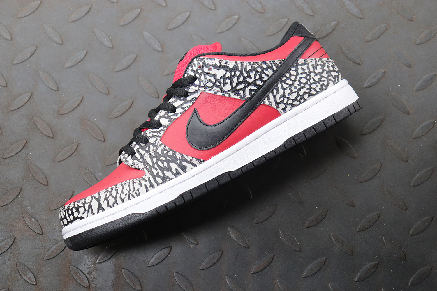 Nike Dunk SB Low Supreme Red Cement