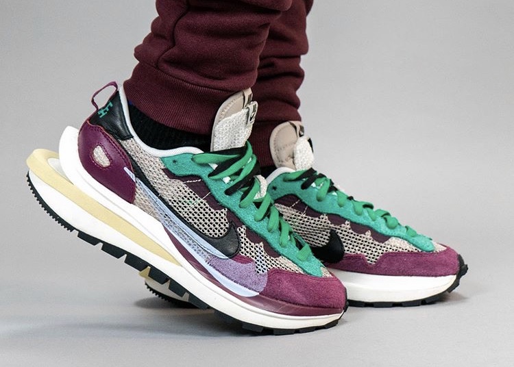 Nike Vaporwaffle sacai Villain Red Neptune Green