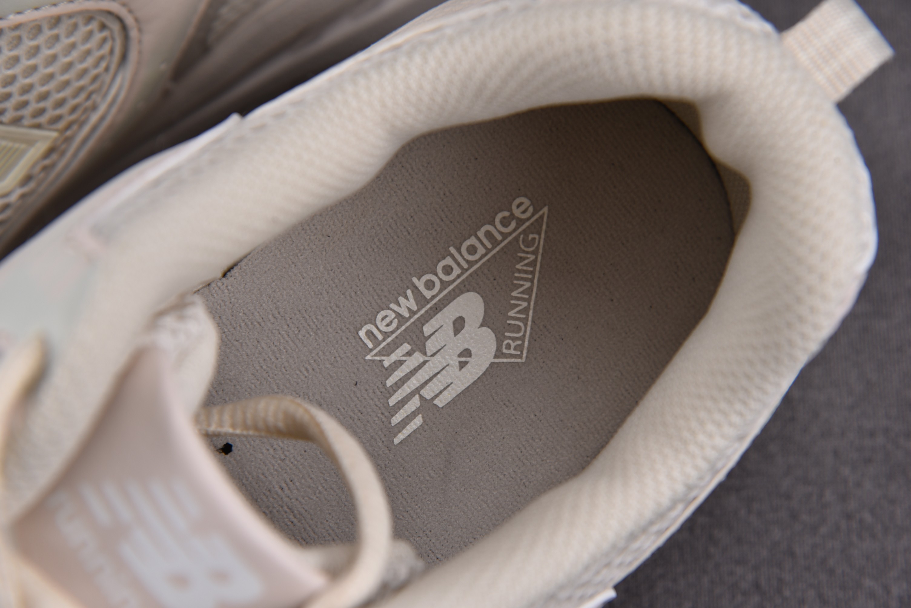 New Balance 530 Light Cream