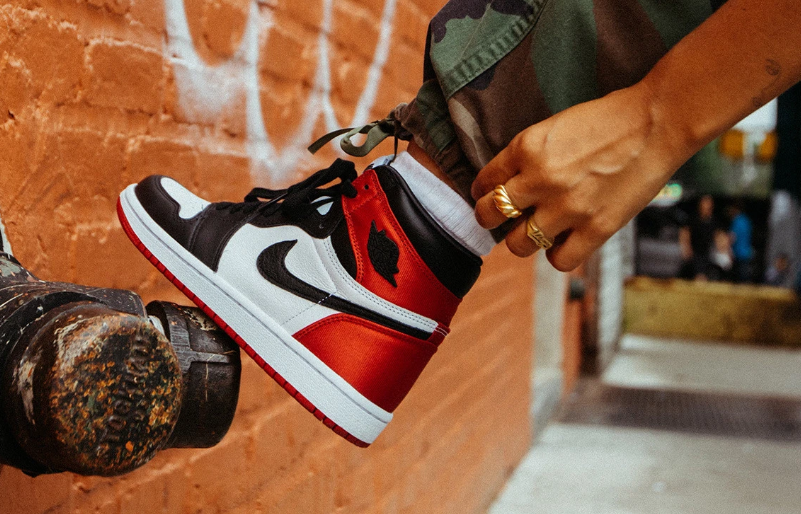 Jordan 1 Retro High Satin Black Toe (WOMEN SIZE!!)