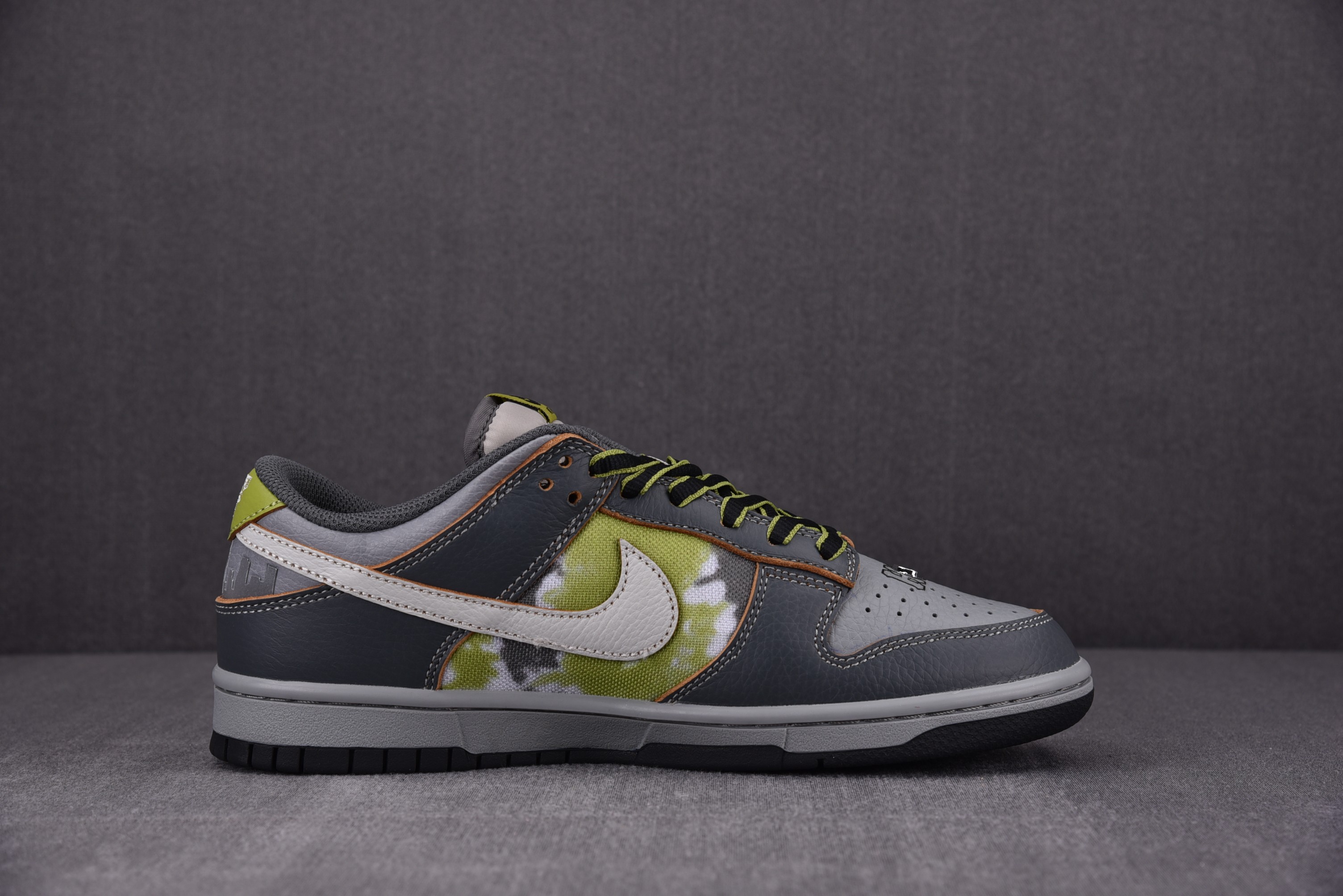 Nike SB Dunk Low Friends and Family