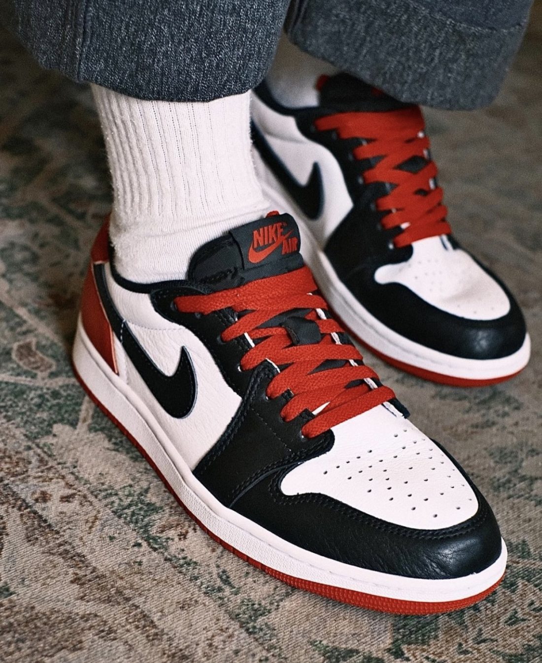 Jordan 1 Retro Low OG Black Toe
