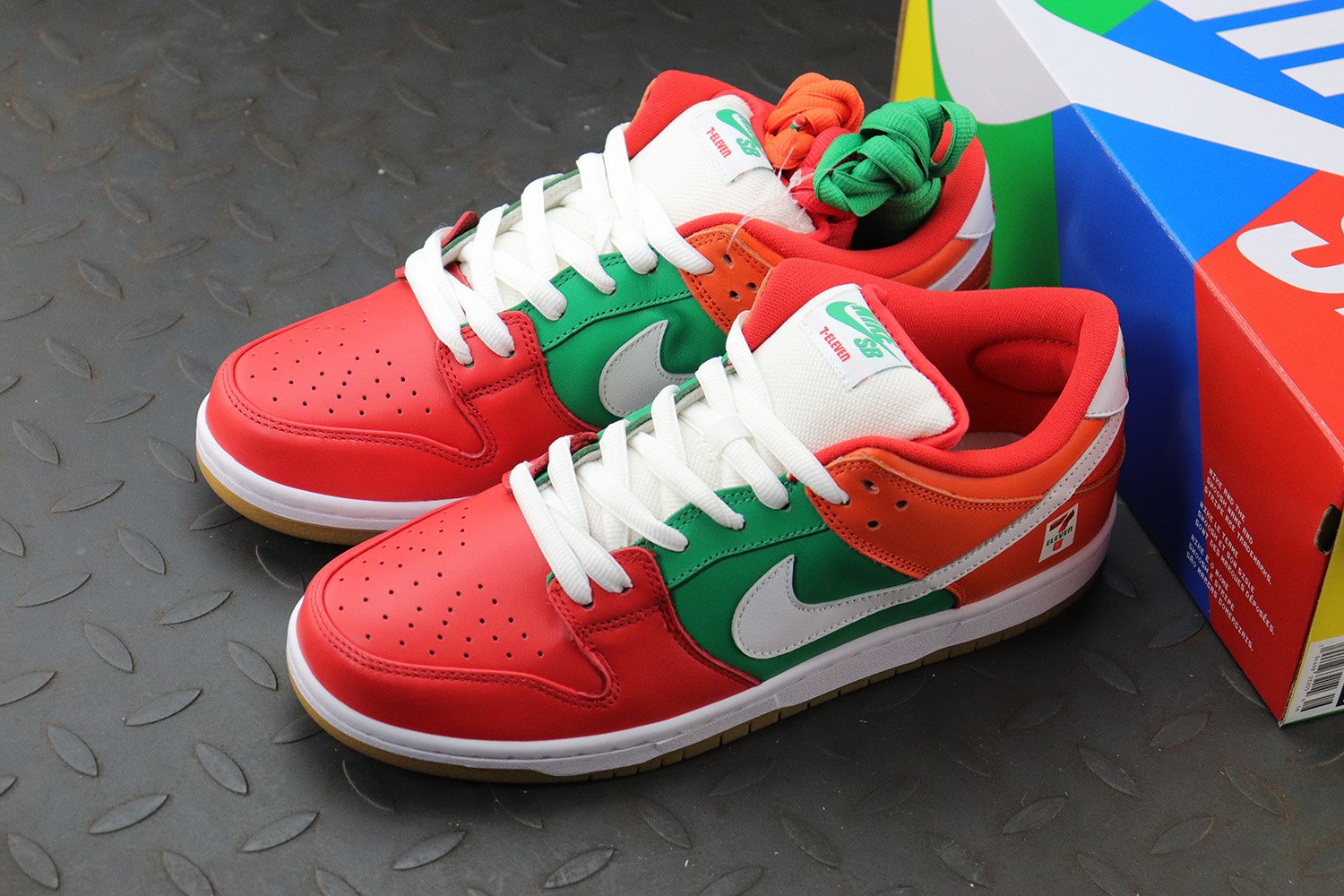 Nike SB Dunk Low 7 Eleven