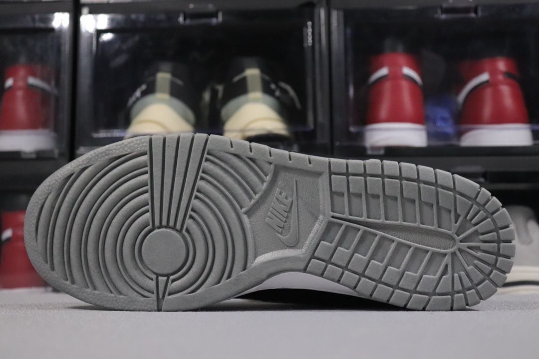 Nike SB Dunk Low OG QS Supreme Jewel Swoosh Silver Black