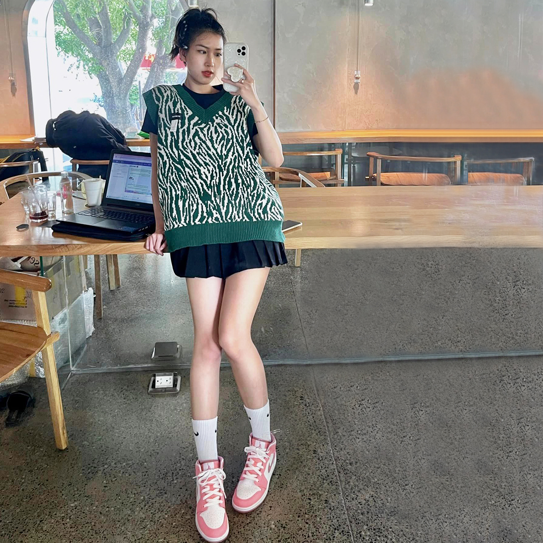 Jordan 1 Mid Valentine's Day