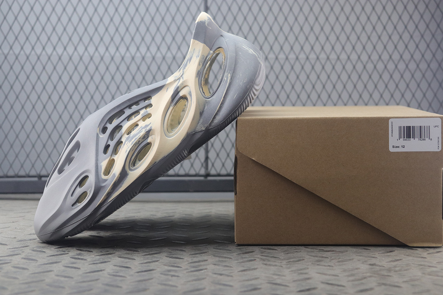 【Clearance】 adidas Yeezy Foam RNNR MXT Moon Gray（US10）