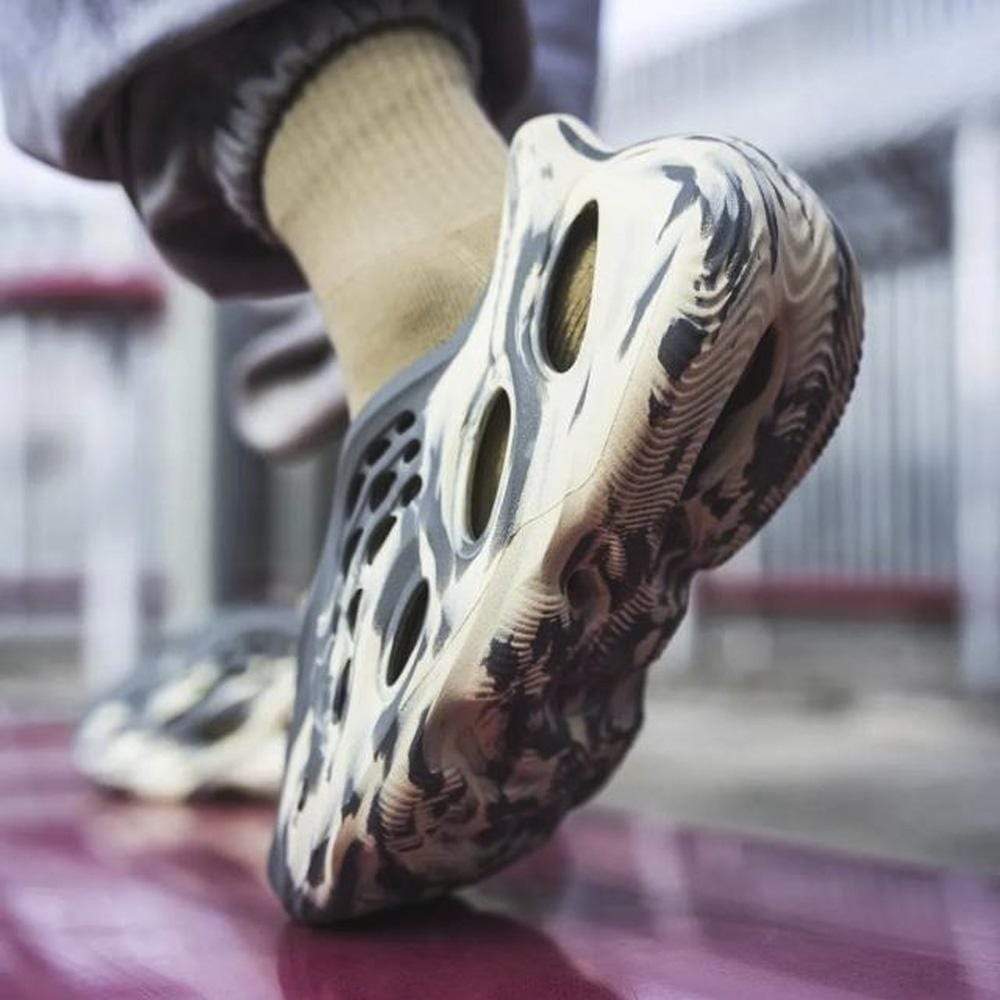 【Clearance】 adidas Yeezy Foam RNNR MXT Moon Gray（US10）