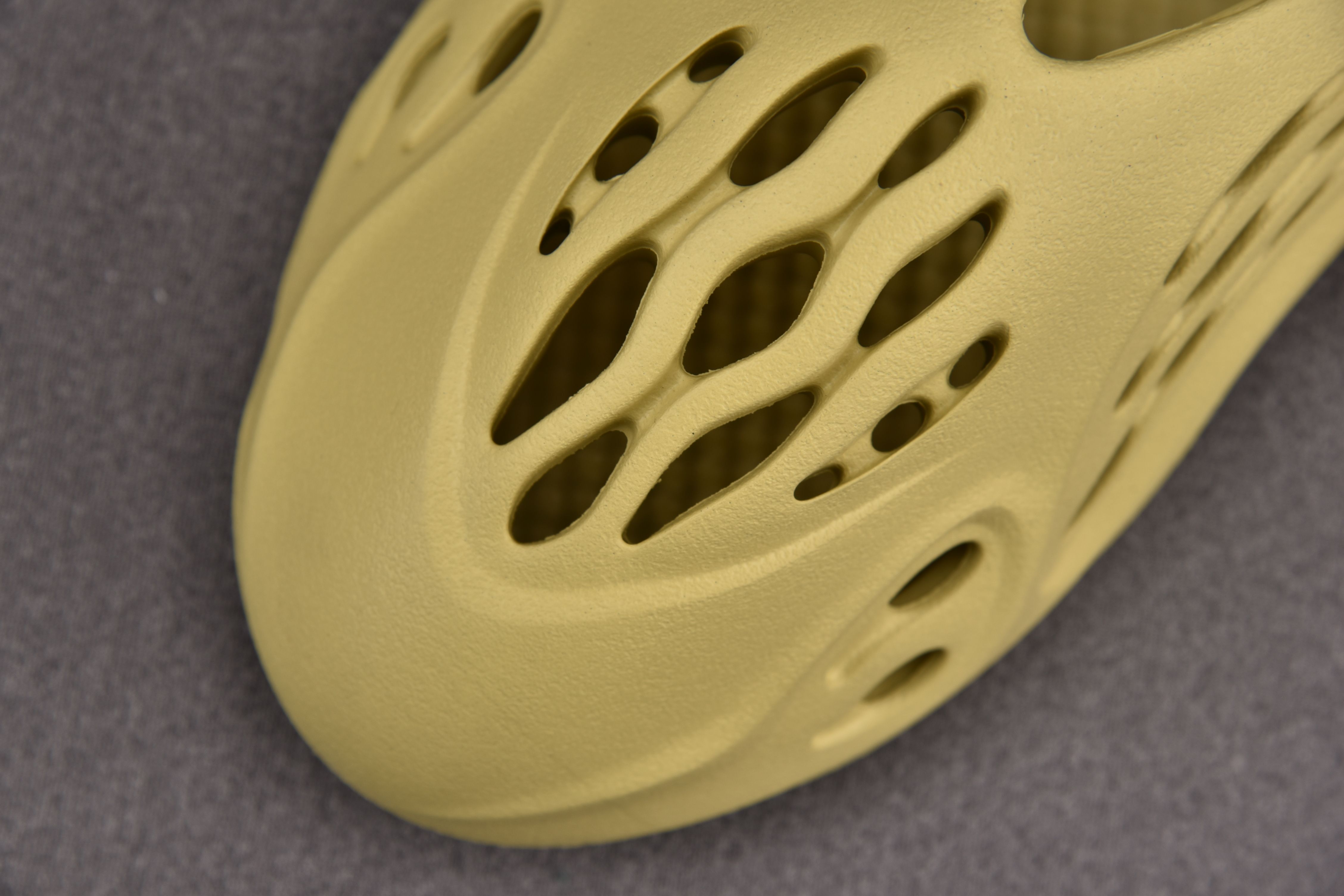 adidas Yeezy Foam RNNR Sulfur